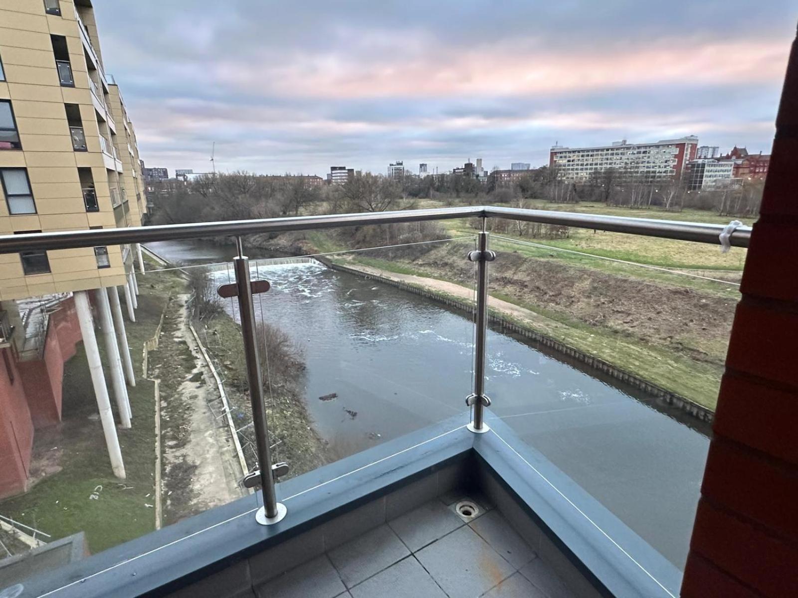 Adelphi Wharf Apartments By Beehosting Manchester Exterior photo